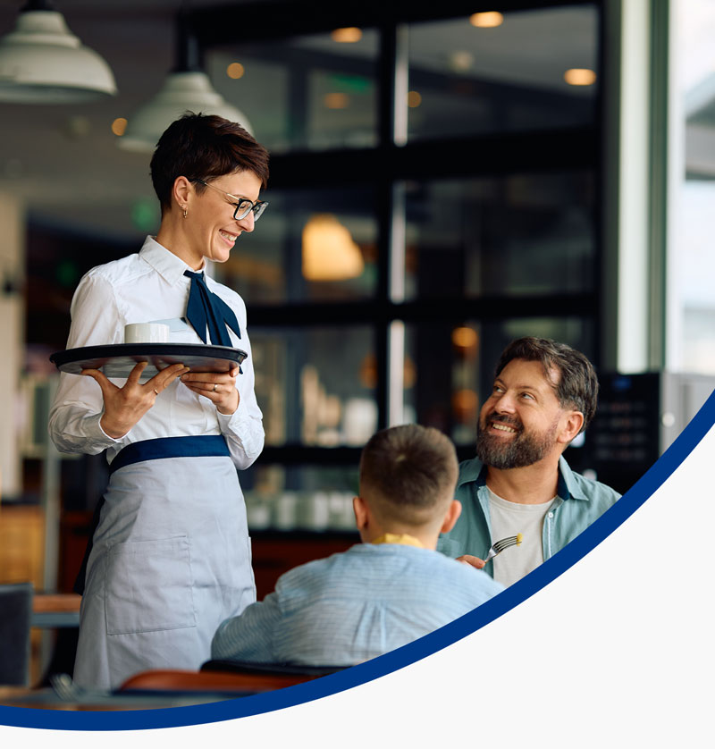 Servitris serverar på en restaurang